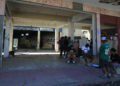 MEX1241. CIUDAD JUÁREZ (MÉXICO), 03/04/2023.- Un grupo de migrantes permanece en un edificio abandonado el 2 de abril de 2023, en Ciudad Juárez, en el estado de Chihuahua (México). A una semana del fatal incendio que cobró la vida a 39 migrantes en una estación migratoria del Gobierno mexicano en Ciudad Juárez, el temor y el reclamo de justicia se mantiene entre los extranjeros varados en esta ciudad, fronteriza con Estados Unidos, porque persisten dudas sobre lo que paso aquella noche. EFE/ Luis Torres