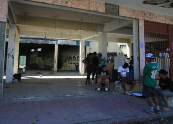 MEX1241. CIUDAD JUÁREZ (MÉXICO), 03/04/2023.- Un grupo de migrantes permanece en un edificio abandonado el 2 de abril de 2023, en Ciudad Juárez, en el estado de Chihuahua (México). A una semana del fatal incendio que cobró la vida a 39 migrantes en una estación migratoria del Gobierno mexicano en Ciudad Juárez, el temor y el reclamo de justicia se mantiene entre los extranjeros varados en esta ciudad, fronteriza con Estados Unidos, porque persisten dudas sobre lo que paso aquella noche. EFE/ Luis Torres