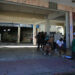 MEX1241. CIUDAD JUÁREZ (MÉXICO), 03/04/2023.- Un grupo de migrantes permanece en un edificio abandonado el 2 de abril de 2023, en Ciudad Juárez, en el estado de Chihuahua (México). A una semana del fatal incendio que cobró la vida a 39 migrantes en una estación migratoria del Gobierno mexicano en Ciudad Juárez, el temor y el reclamo de justicia se mantiene entre los extranjeros varados en esta ciudad, fronteriza con Estados Unidos, porque persisten dudas sobre lo que paso aquella noche. EFE/ Luis Torres