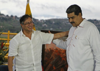 AME5125. PUENTE ATANASIO GIRARDOT (COLOMBIA), 16/02/2023.- El presidente de Colombia Gustavo Petro (i), se reúne con su homólogo venezolano Nicolás Maduro hoy, en el Puente Atanasio Girardot, en la frontera entre Colombia y Venezuela. El presidente de Colombia, Gustavo Petro, abogó este jueves desde la frontera con Venezuela por "quitar barreras" al comercio fronterizo entre ambos países y profundizar las relaciones para que "la gente pueda vivir sin temor" después de firmar un acuerdo comercial con su homólogo Nicolás Maduro. EFE/Mario Caicedo