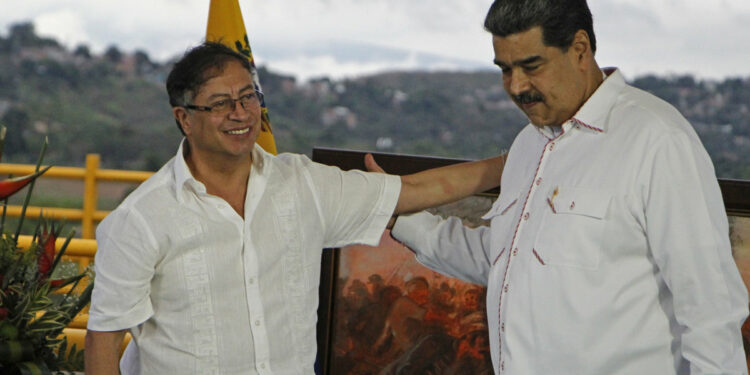 AME5125. PUENTE ATANASIO GIRARDOT (COLOMBIA), 16/02/2023.- El presidente de Colombia Gustavo Petro (i), se reúne con su homólogo venezolano Nicolás Maduro hoy, en el Puente Atanasio Girardot, en la frontera entre Colombia y Venezuela. El presidente de Colombia, Gustavo Petro, abogó este jueves desde la frontera con Venezuela por "quitar barreras" al comercio fronterizo entre ambos países y profundizar las relaciones para que "la gente pueda vivir sin temor" después de firmar un acuerdo comercial con su homólogo Nicolás Maduro. EFE/Mario Caicedo