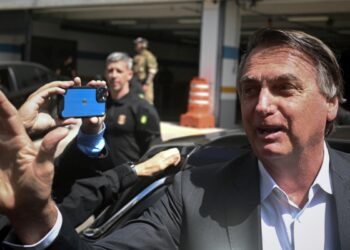 AME4420. BRASILIA (BRASIL), 26/04/2023.- El expresidente de Brasil Jair Bolsonaro sale de la sede de la Policía Federal tras dar testimonio, por los atentados antidemocráticos que se dieron en enero, hoy en Brasilia (Brasil). Bolsonaro declaró este miércoles durante unas dos horas ante la Policía y negó cualquier responsabilidad en la asonada del pasado 8 de enero, que intentó derrocar al Gobierno de Luiz Inácio Lula da Silva. El líder de la ultraderecha, que gobernó entre 2019 y 2022, evitó todo contacto con los periodistas que le esperaron frente a la sede de la Policía Federal, en Brasilia, pero sus representantes legales dijeron que "explicó" la situación y negó haber alentado el golpe. EFE/André Borges