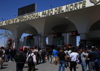 MEX1410. CIUDAD JUAREZ (MÉXICO), 10/04/2023.- Migrantes llegan hoy al Puente Internacional Paso del Norte en Ciudad Juárez, en el estado de Chihuahua (México). Cientos de migrantes arribaron este lunes al Puente Internacional Paso del Norte, en la mexicana Ciudad Juárez, norte de México, luego de que se corrió el rumor de que hoy podrían ingresar a la ciudad de El Paso Texas, en Estados Unidos, y solicitar asilo político. EFE/Luis Torres