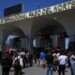 MEX1410. CIUDAD JUAREZ (MÉXICO), 10/04/2023.- Migrantes llegan hoy al Puente Internacional Paso del Norte en Ciudad Juárez, en el estado de Chihuahua (México). Cientos de migrantes arribaron este lunes al Puente Internacional Paso del Norte, en la mexicana Ciudad Juárez, norte de México, luego de que se corrió el rumor de que hoy podrían ingresar a la ciudad de El Paso Texas, en Estados Unidos, y solicitar asilo político. EFE/Luis Torres