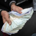 AME7281. CARACAS (VENEZUELA), 30/03/2023.- Un trabajador del transporte público muestra hoy un fajo de bolívares, en Caracas (Venezuela). El salario mínimo en Venezuela, que ha aumentado desde hace un año de 7 bolívares (1,60 dólares) a 130 bolívares (29,68 dólares), se ha reducido desde entonces un 82 % en su equivalente en la divisa estadounidense -referencia en el país para fijar precios- hasta 5,31 dólares, como consecuencia de la devaluación de la moneda local. EFE/ Rayner Peña R