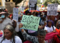 AME5792. CARACAS (VENEZUELA), 01/05/2023.- Decenas de personas marchan para exigir mejores condiciones laborales durante la conmemoración del Día Internacional de los Trabajadores, hoy, en las calles de Caracas (Venezuela). EFE/ Miguel Gutiérrez