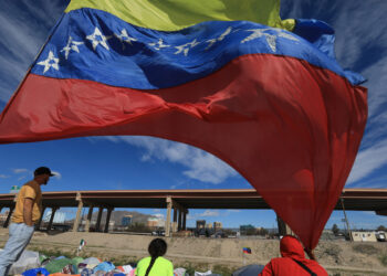 MEX9822. CIUDAD JUÁREZ (MÉXICO), 14/11/2022.- Migrantes de origen venezolano permanecen en casas de campaña a orillas del Río Bravo, el 11 de noviembre de 2022 en Ciudad Juárez, Chihuahua (México). Migrantes venezolanos varados en la frontera norte de México, en Ciudad Juárez, han encontrado en el oficio de barberos una forma de ganarse la vida tras un mes de la nueva política estadounidense para controlar la migración de Venezuela. EFE/Luis Torres