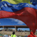 MEX9822. CIUDAD JUÁREZ (MÉXICO), 14/11/2022.- Migrantes de origen venezolano permanecen en casas de campaña a orillas del Río Bravo, el 11 de noviembre de 2022 en Ciudad Juárez, Chihuahua (México). Migrantes venezolanos varados en la frontera norte de México, en Ciudad Juárez, han encontrado en el oficio de barberos una forma de ganarse la vida tras un mes de la nueva política estadounidense para controlar la migración de Venezuela. EFE/Luis Torres