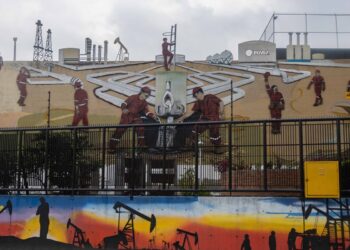 AME2985. CARACAS (VENEZUELA), 22/04/2022.- Fotografía de un mural que muestra el proceso de extracción de petróleo frente a una sede de la estatal Petróleos de Venezuela S.A (Pdvsa), el 21 de abril de 2022, en Caracas (Venezuela). La recuperación de la producción petrolera de Venezuela, que de 3,2 millones de barriles por día (bpd) en 1998 pasó a no superar ahora el millón, es una de las principales metas del presidente Nicolás Maduro en medio de la crisis energética mundial, pero, a juicio de expertos, difícil de alcanzar sin una resolución del conflicto político interno y con las sanciones aún vigentes. EFE/ Ronald Peña