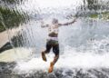WASHINGTON (ESTADOS UNIDOS), 18/07/2023.- Un niño se refresca en una fuente con cascada en Yards Park, Washington (Estados Unidos). El hemisferio norte, que apenas lleva un mes bajo el solsticio de verano, se asfixia bajo unas temperaturas diurnas de récord y un calor nocturno tropical, peligroso para la salud, según dijo este martes la Organización Meteorológica Mundial (OMM). El calor sofocante se ha instalado en media Europa estos días, pero también en Estados Unidos y otras zonas de Asia y África, con temperaturas diurnas de récord y noches tropicales, lo que ha despertado una creciente preocupación por las consecuencias que pueda tener en la salud. EFE/ Jim Lo Scalzo