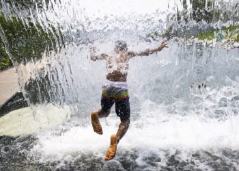 WASHINGTON (ESTADOS UNIDOS), 18/07/2023.- Un niño se refresca en una fuente con cascada en Yards Park, Washington (Estados Unidos). El hemisferio norte, que apenas lleva un mes bajo el solsticio de verano, se asfixia bajo unas temperaturas diurnas de récord y un calor nocturno tropical, peligroso para la salud, según dijo este martes la Organización Meteorológica Mundial (OMM). El calor sofocante se ha instalado en media Europa estos días, pero también en Estados Unidos y otras zonas de Asia y África, con temperaturas diurnas de récord y noches tropicales, lo que ha despertado una creciente preocupación por las consecuencias que pueda tener en la salud. EFE/ Jim Lo Scalzo