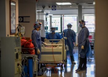 Medical staff tend to a patient at the intensive care unit for patients patients infected with Covid-19 at the Trinidad Teaching Medical Center, in Caracas, on March 19, 2021. (Photo by Federico PARRA / AFP)