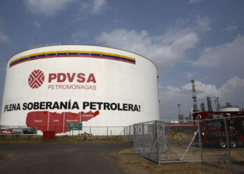 FOTO DE ARCHIVO- Tanque de petróleo en el complejo industrial José Antonio Anzoátegui de PDVSA en el estado de Anzoátegui, Venezuela, el 15 de abril de 2015. Foto tomada el 15 de abril de 2015. REUTERS/Carlos García Rawlins/Foto de archivo