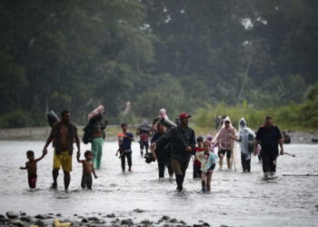 AME1771. DARIÉN (PANAMÁ), 27/09/2023.- Fotografía de archivo fechada el 14 de septiembre de 2023 de migrantes mientras cruzan el río Turquesa, en Darién (Panamá). Panamá supera el umbral de las 400.000 personas llegadas al país a través de la selva del Darién en su viaje irregular hacia Norteamérica, un registro inédito que muestra la magnitud de una creciente crisis migratoria en América que se intenta atajar con más deportaciones. EFE/ Bienvenido Velasco ARCHIVO