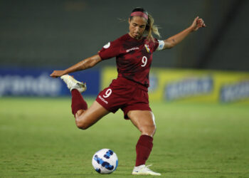 AMDEP4288. ARMENIA (COLOMBIA), 21/07/2022.- Deyna Castellanos de Venezuela patea un balón hoy, en un partido del grupo B de la Copa América Femenina entre Venezuela y Argentina en el estadio Centenario en Armenia (Colombia). EFE/Luis Eduardo Noriega A.