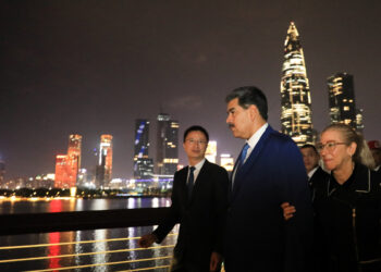 AME7756. SHENZHEN (CHINA), 08/09/2023.- Fotografía cedida hoy por la oficina de Prensa del Palacio de Miraflores donde se observa al presidente venezolano, Nicolas Maduro, junto a la primera dama Cilia Flores y el secretario del Comité del Distrito de Nanshan, Huang Xiangyue (i), durante su llegada para un show de drones de bienvenida a Shenzhen (China). El Gobierno de Venezuela calificó este viernes de "histórica" la visita del presidente Nicolás Maduro a China -la primera en cinco años-, durante la que fortalecerá los "lazos de integración y alianzas estratégicas en materia económica, tecnológica y comercial". EFE/ PRENSA MIRAFLORES / MARCELO GARCÍA /SOLO USO EDITORIAL /SOLO DISPONIBLE PARA ILUSTRAR LA NOTICIA QUE ACOMPAÑA (CRÉDITO OBLIGATORIO)