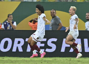 AMDEP600. CUIABÁ (BRASIL), 12/10/2023.- Eduard Bello (i) de Venezuela celebra su gol hoy, en un partido de las Eliminatorias Sudamericanas para la Copa Mundial de Fútbol 2026 entre Brasil y Venezuela en el estadio Arena Pantanal en Cuiabá (Brasil). EFE/ Andre Borges