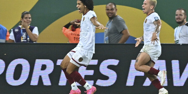 AMDEP600. CUIABÁ (BRASIL), 12/10/2023.- Eduard Bello (i) de Venezuela celebra su gol hoy, en un partido de las Eliminatorias Sudamericanas para la Copa Mundial de Fútbol 2026 entre Brasil y Venezuela en el estadio Arena Pantanal en Cuiabá (Brasil). EFE/ Andre Borges
