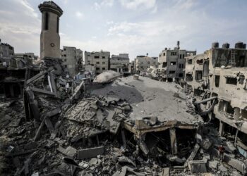 Gaza (---), 09/10/2023.- A general view shows the rubble of a destroyed mosque after Israeli air strikes in Gaza City, 09 October 2023. The Israeli army announced on 09 October, it carried out over 500 strikes on targets across the Gaza Strip overnight. Palestinian officials said almost 500 people were killed and over 2,700 were injured after Israel launched retaliatory raids and air strikes. An unprecedented attack on southern Israel on 07 October claimed by the Islamist movement Hamas killed more than 700 Israelis and left over 2,150 injured, the Israeli army said. EFE/EPA/MOHAMMED SABER