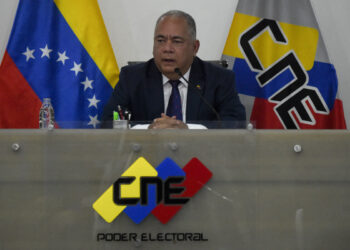 The president of Venezuela's National Electoral Council (CNE), Elvis Amoroso, speaks during a press conference to announce a meeting with opposition leaders ahead of this year's October 22 primary elections at the CNE headquarters in Caracas on September 22, 2023. (Photo by Miguel ZAMBRANO / AFP)