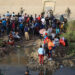 MEX5196. CIUDAD JUÁREZ (MÉXICO), 13/09/2023.- Un grupo de migrantes permanecen a un costado de la frontera con Estados Unidos, en Ciudad Juárez, Chihuahua (México). La desesperación de los migrantes por pasar a Estados Unidos a través de la mexicana Ciudad Juárez ha aumentado lo que ha provocado que muchos pongan en riesgo su vida al intentan cruzar a través de las peligrosas barricadas construidas con alambrada de navajas. EFE/Luis Torres