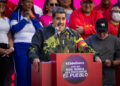 AME1640. CARACAS (VENEZUELA), 23/01/2024.- El presidente de Venezuela, Nicolás Maduro habla hoy, en Caracas (Venezuela). Maduro, aseguró este martes que seguirá gobernando el país "con el apoyo del pueblo", una promesa que hizo en Caracas, frente a miles de simpatizantes que corearon consignas proselitistas a favor del líder chavista, que aún no confirma si buscará una segunda reelección en las presidenciales previstas para este año. EFE/ Rayner Peña R.