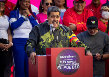 AME1640. CARACAS (VENEZUELA), 23/01/2024.- El presidente de Venezuela, Nicolás Maduro habla hoy, en Caracas (Venezuela). Maduro, aseguró este martes que seguirá gobernando el país "con el apoyo del pueblo", una promesa que hizo en Caracas, frente a miles de simpatizantes que corearon consignas proselitistas a favor del líder chavista, que aún no confirma si buscará una segunda reelección en las presidenciales previstas para este año. EFE/ Rayner Peña R.